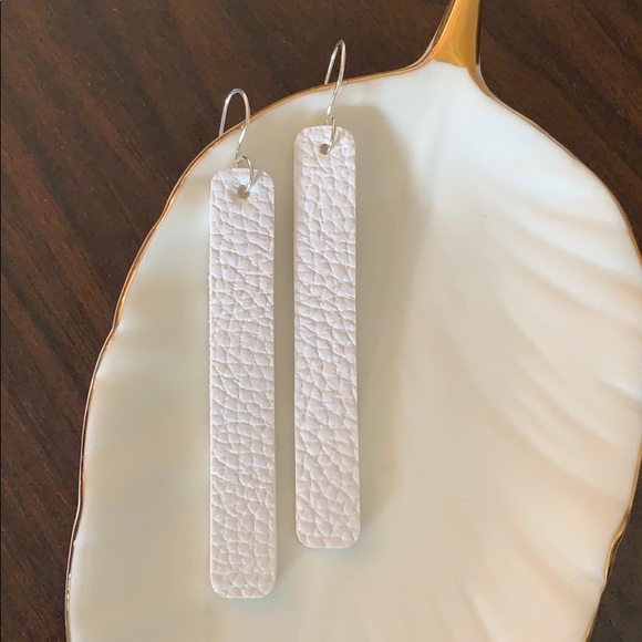 Jewelry - ☀️FINAL DAY!❄️White faux leather bar earrings
